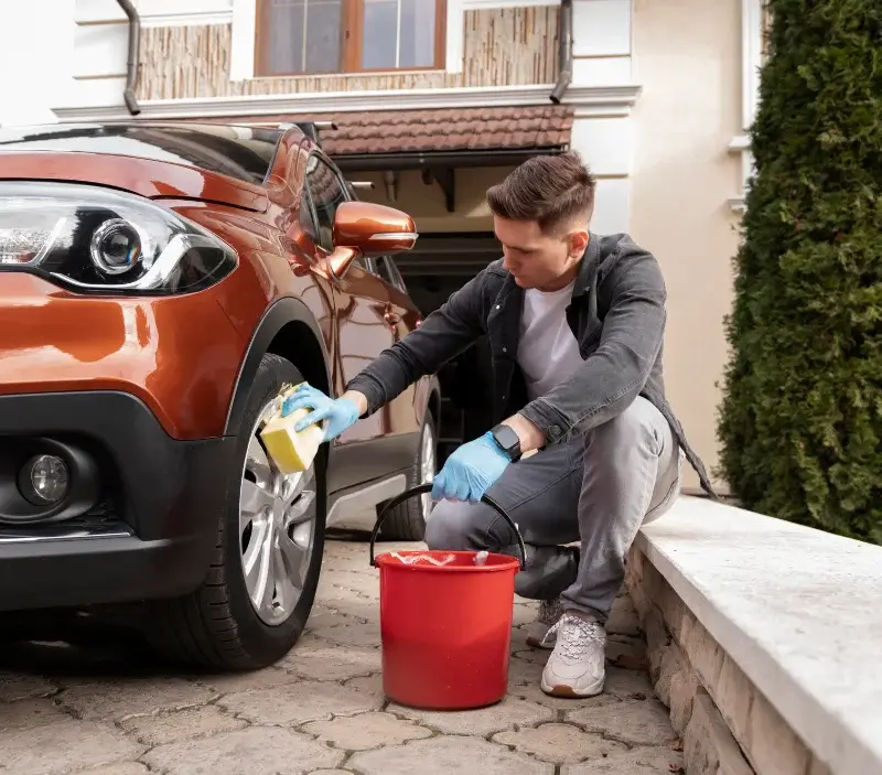 Lavage auto à domicile Ressons-sur-Matz : professionnel intervenant sur un véhicule